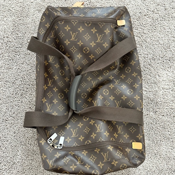 Authentic Louis Vuitton Horizon soft duffle in great condition. - Picture 7 of 7